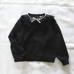 フリル襟の黒トレーナー