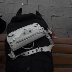 本日最終値下げ　BALENCIAGA Le Cagole S Sling Bagのサムネイル