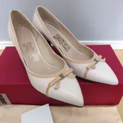 Salvatore Ferragamo パンプス ベージュ リボンのサムネイル