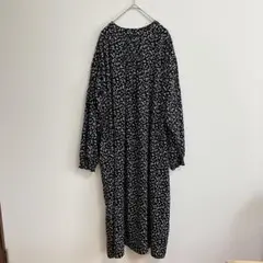 【体型カバー◎】長袖ワンピース／ピンタック／レイヤードにぴったり／花柄／黒