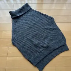 プラステPLST オフタートルネック チャコールグレーのニットベスト【未使用品】