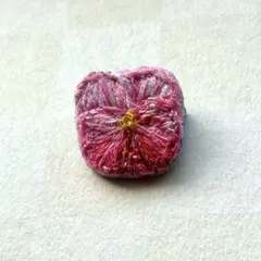 ピンクビオラのビーズ刺繍ブローチ　ハンドメイド