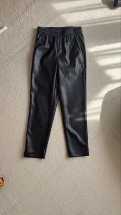 レザー風ブラックスリムパンツ