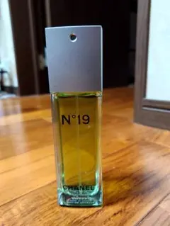 CHANEL N°19