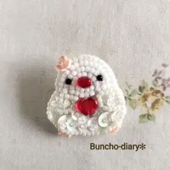 白文鳥のビーズ刺繍ブローチ＊ハートとお花付き＊ハンドメイド