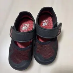 New Balance メッシュサンダル 黒/赤