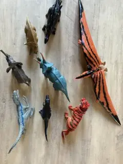 恐竜と動物のフィギュア8体セット　アニア他