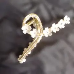 ゴールドの花モチーフヘアアクセサリー