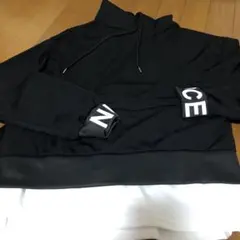 黒レディースパーカー　袖文字