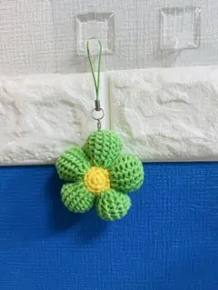 ぷっくりお花のチャーム　編み物ハンドメイド