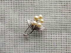 パール付きシルバーブローチ