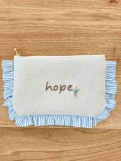 【手刺繍】ナチュラルな小さな花束のフリル付きフラットポーチ(コットンリネン)