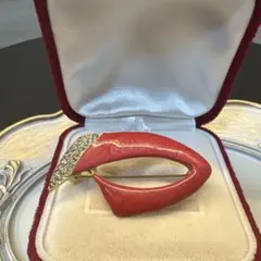 ヴィンテージ　赤い流線型ブローチ クリスタル装飾