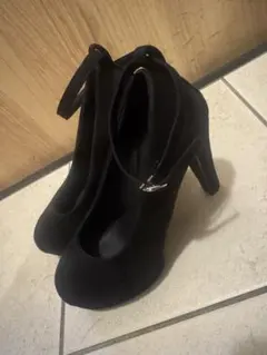 黒いアンクルストラップ付きハイヒール