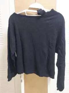 オフショルダー黒長袖ニットセーター