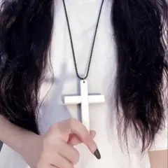 ホワイト十字架ネックレス ブラックチェーン
