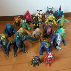 旧ウルトラマン 怪獣フィギュア １９体＋ミニフィギュア２体　バンダイ