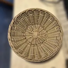 ナチュラルベージュの円形バスケット