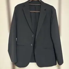 黒のテーラードジャケット