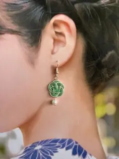 梅結びとガラスパールのピアス　水引アクセサリー　グリーン（ラメ）　［A］