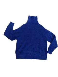 青いタートルネックセーター