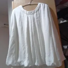 ホワイト ビーズ装飾 長袖 トップス