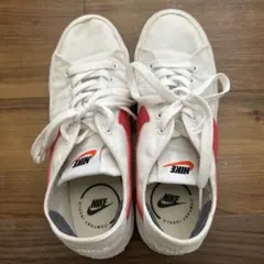 NIKE ホワイト レッド スニーカー ローカットのサムネイル
