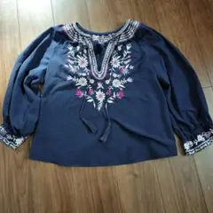 NaturalBeautyBasic　刺繍入りネイビー長袖ブラウス