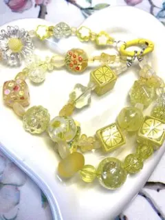 ドライフラワーミニ薔薇 ネックレス レジン グリーンイエロー - メルカリ
