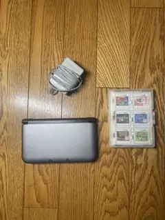 ニンテンドー3DS LL シルバー×ブラック 本体充電器付きゲームカセット付き