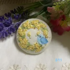 ハンドメイド くるみボタン刺繍ブローチ♡ミモザ リースと青い鳥