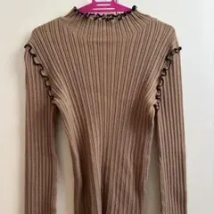 リブ編みフリルニットベージュ