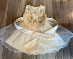 蝶の刺繍付きクリーム色ドレス