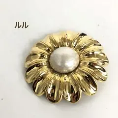 Chanel シャネル ブローチ デイジー パール ゴールド 金 アクセサリーのサムネイル
