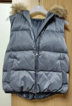 Theoryセオリープラステ ファーフード付きダウンベストグレー Sサイズ