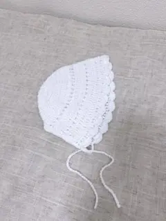 ベビーボンネット　フリル　白　レース風　赤ちゃん　綿　コットン　手編み　編み物