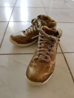 MIZUNO WAVE DIVERSE DE ゴールド スニーカー