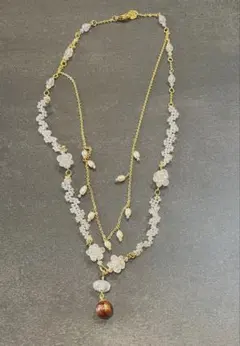 クリスタルとパールの花モチーフネックレス