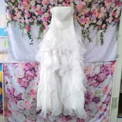 フリル付きパールホワイトウェディングドレス