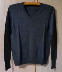 ユニクロ　メリノウール　ダークグレー Vネック 長袖セーター　Mサイズ