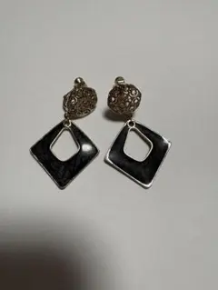 ジオメトリックデザイン イヤリング ブラックゴールド