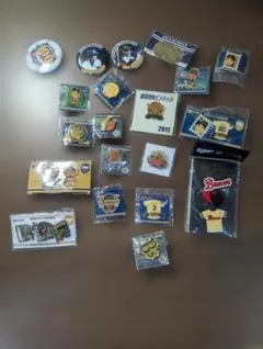 マクドナルド 94-95 NBA ピンバッチ 27種類 未開封 オマケ 4個 - メルカリ