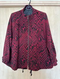 幾何学模様の赤と黒ジャケット