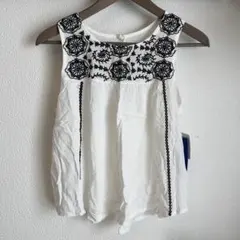 新品 刺繍ホワイトノースリーブトップス