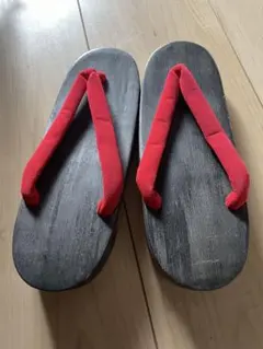 伝統的な赤い鼻緒の木製下駄