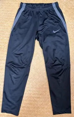 Nike スリムフィット ブラックジャージパンツ