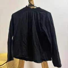 ブラック長袖シャツ ギャザー付き