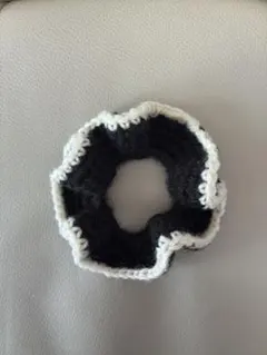 フリルデザイン ニットシュシュ 黒と白