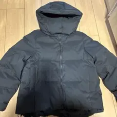 フード付き黒ダウンジャケット