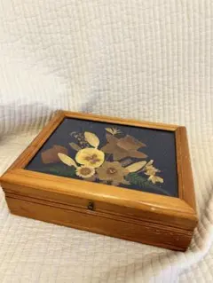 花の装飾付き木製オルゴールボックス 鍵がありません - メルカリ